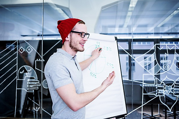 포토 JPG 서양인 남자 안경 비즈니스 회의 그래프 실내 한명 상반신 20대 성인 옆모습 캐주얼 비즈니스라이프 직장인 프레젠테이션 비니 매직펜 국내포토 외국인 직업 모자_잡화 1 라이프스타일 잡화 옷 뷰포인트 사람 청년 내부 파일형식