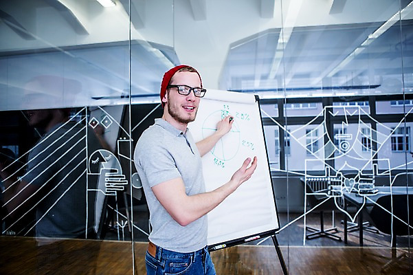 포토 JPG 서양인 남자 안경 비즈니스 회의 그래프 실내 한명 상반신 20대 성인 캐주얼 비즈니스라이프 직장인 프레젠테이션 비니 매직펜 국내포토 외국인 직업 모자_잡화 1 라이프스타일 잡화 옷 사람 청년 내부 파일형식