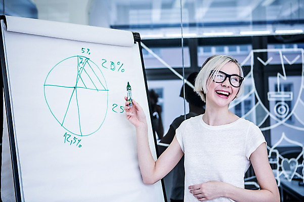 포토 JPG 서양인 여자 안경 비즈니스 회의 그래프 실내 한명 웃음 상반신 20대 성인 캐주얼 비즈니스라이프 직장인 프레젠테이션 매직펜 국내포토 외국인 직업 1 라이프스타일 잡화 옷 표정 사람 청년 내부 파일형식