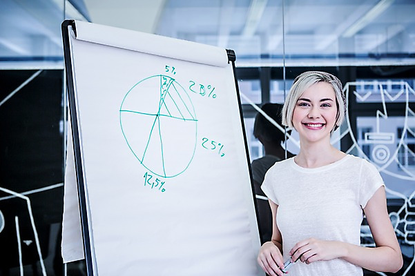 포토 JPG 서양인 여자 비즈니스 회의 그래프 실내 한명 웃음 상반신 20대 성인 캐주얼 비즈니스라이프 직장인 프레젠테이션 매직펜 국내포토 외국인 직업 1 라이프스타일 옷 표정 사람 청년 내부 파일형식