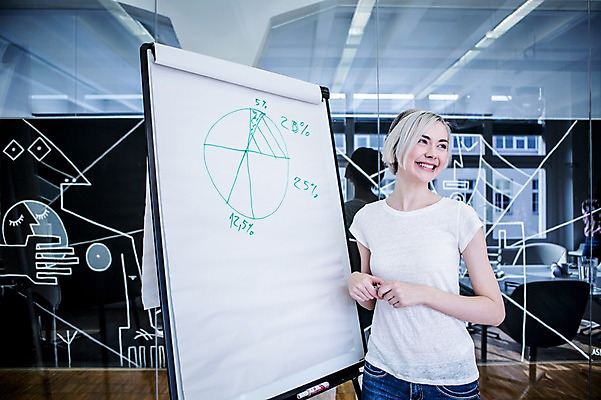 포토 JPG 서양인 여자 비즈니스 회의 그래프 실내 한명 웃음 상반신 20대 성인 캐주얼 비즈니스라이프 직장인 프레젠테이션 매직펜 국내포토 외국인 직업 1 라이프스타일 옷 표정 사람 청년 내부 파일형식