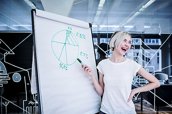 포토 JPG 서양인 여자 비즈니스 회의 그래프 실내 한명 웃음 상반신 20대 성인 캐주얼 비즈니스라이프 직장인 프레젠테이션 매직펜 국내포토 외국인 직업 1 라이프스타일 옷 표정 사람 청년 내부 파일형식