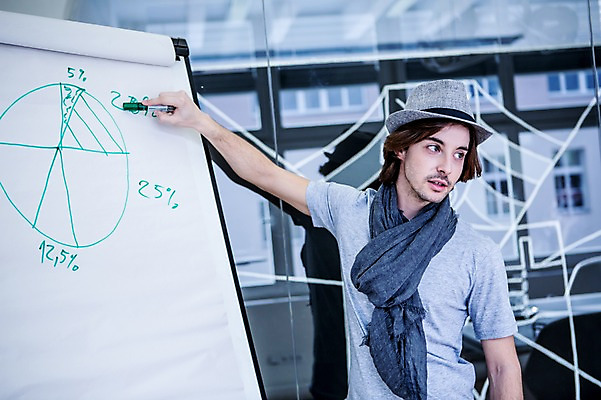 포토 JPG 서양인 모자 남자 비즈니스 회의 그래프 실내 한명 상반신 20대 성인 캐주얼 비즈니스라이프 목도리 직장인 프레젠테이션 매직펜 국내포토 외국인 직업 1 라이프스타일 잡화 옷 사람 청년 내부 파일형식