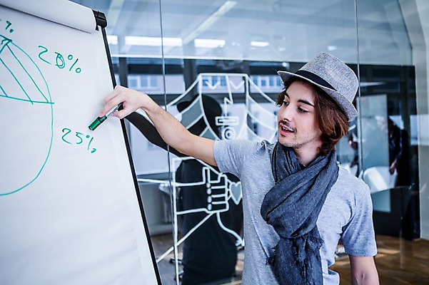 포토 JPG 서양인 모자 남자 비즈니스 회의 그래프 실내 한명 상반신 20대 성인 캐주얼 비즈니스라이프 목도리 직장인 프레젠테이션 매직펜 국내포토 외국인 직업 1 라이프스타일 잡화 옷 사람 청년 내부 파일형식