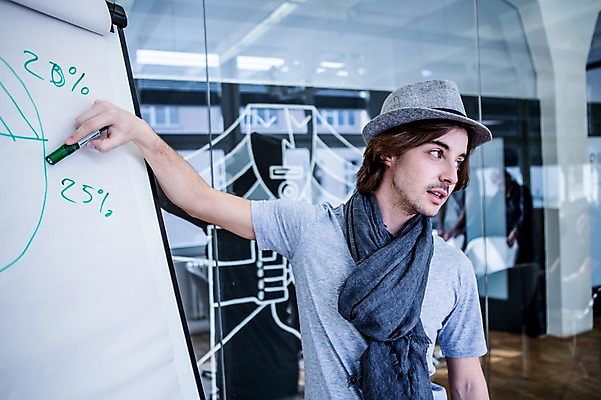 포토 JPG 서양인 모자 남자 비즈니스 회의 그래프 실내 한명 상반신 20대 성인 캐주얼 비즈니스라이프 목도리 직장인 프레젠테이션 매직펜 국내포토 외국인 직업 1 라이프스타일 잡화 옷 사람 청년 내부 파일형식