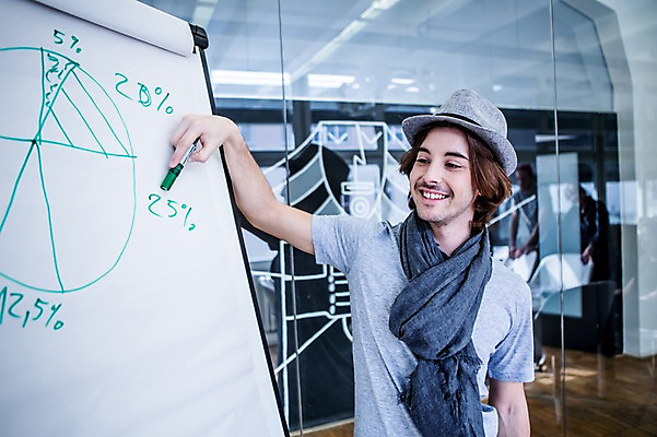 포토 JPG 서양인 모자 남자 비즈니스 회의 그래프 실내 한명 웃음 상반신 20대 성인 캐주얼 비즈니스라이프 목도리 직장인 프레젠테이션 매직펜 국내포토 외국인 직업 1 라이프스타일 잡화 옷 표정 사람 청년 내부 파일형식