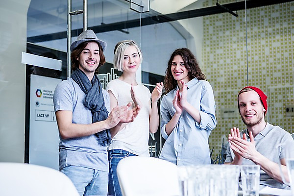 포토 JPG 서양인 여자 남자 비즈니스 실내 웃음 여러명 상반신 20대 성인 캐주얼 비즈니스라이프 직장인 박수 회의실 국내포토 외국인 직업 라이프스타일 옷 다수 표정 사람 손짓 청년 내부 파일형식