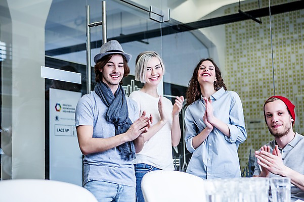 포토 JPG 서양인 여자 남자 비즈니스 실내 웃음 여러명 상반신 20대 성인 캐주얼 비즈니스라이프 직장인 박수 회의실 국내포토 외국인 직업 라이프스타일 옷 다수 표정 사람 손짓 청년 내부 파일형식