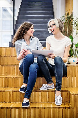 포토 JPG 서양인 여자 비즈니스 회의 실내 웃음 앉기 20대 성인 두명 캐주얼 비즈니스라이프 마주보기 계단 직장인 문서 국내포토 외국인 직업 라이프스타일 옷 모션 표정 사람 청년 내부 파일형식