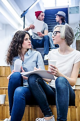 포토 JPG 서양인 여자 남자 비즈니스 회의 실내 앉기 여러명 20대 성인 캐주얼 비즈니스라이프 마주보기 계단 직장인 문서 국내포토 외국인 직업 라이프스타일 옷 다수 모션 사람 청년 내부 파일형식