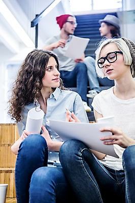 포토 JPG 서양인 여자 남자 비즈니스 회의 실내 앉기 여러명 20대 성인 캐주얼 비즈니스라이프 계단 직장인 문서 국내포토 외국인 직업 라이프스타일 옷 다수 모션 사람 청년 내부 파일형식