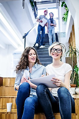 포토 JPG 서양인 여자 남자 비즈니스 회의 실내 서기 웃음 앉기 여러명 20대 성인 캐주얼 비즈니스라이프 계단 직장인 문서 국내포토 외국인 직업 라이프스타일 옷 다수 모션 표정 사람 청년 내부 파일형식