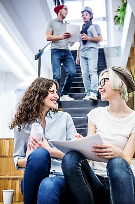 포토 JPG 서양인 여자 남자 비즈니스 회의 실내 서기 웃음 앉기 여러명 20대 성인 캐주얼 비즈니스라이프 계단 직장인 문서 국내포토 외국인 직업 라이프스타일 옷 다수 모션 표정 사람 청년 내부 파일형식