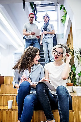 포토 JPG 서양인 여자 남자 비즈니스 회의 실내 서기 웃음 앉기 여러명 20대 성인 캐주얼 비즈니스라이프 계단 직장인 문서 국내포토 외국인 직업 라이프스타일 옷 다수 모션 표정 사람 청년 내부 파일형식