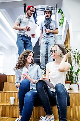 포토 JPG 서양인 여자 남자 비즈니스 회의 실내 서기 웃음 앉기 여러명 20대 성인 캐주얼 비즈니스라이프 계단 직장인 문서 국내포토 외국인 직업 라이프스타일 옷 다수 모션 표정 사람 청년 내부 파일형식