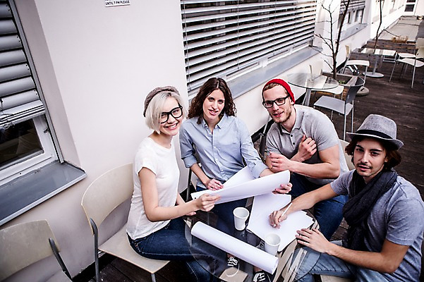 포토 JPG 서양인 여자 남자 의자 비즈니스 탁자 회의 웃음 앉기 여러명 상반신 20대 성인 캐주얼 비즈니스라이프 직장인 문서 국내포토 외국인 직업 라이프스타일 옷 가구 다수 모션 표정 사람 청년 파일형식