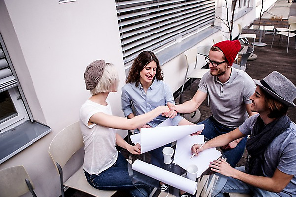 포토 JPG 서양인 여자 남자 의자 비즈니스 탁자 회의 악수 협상 앉기 여러명 상반신 20대 성인 캐주얼 비즈니스라이프 직장인 문서 국내포토 외국인 직업 라이프스타일 옷 가구 다수 모션 사람 손짓 청년 파일형식