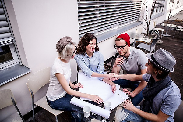 포토 JPG 서양인 여자 남자 의자 비즈니스 탁자 회의 앉기 여러명 상반신 20대 성인 캐주얼 비즈니스라이프 직장인 문서 국내포토 외국인 직업 라이프스타일 옷 가구 다수 모션 사람 청년 파일형식