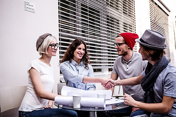 포토 JPG 서양인 여자 남자 의자 비즈니스 탁자 회의 악수 협상 웃음 앉기 여러명 상반신 20대 성인 캐주얼 비즈니스라이프 직장인 문서 국내포토 외국인 직업 라이프스타일 옷 가구 다수 모션 표정 사람 손짓 청년 파일형식