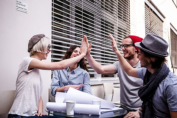 포토 JPG 서양인 여자 남자 의자 비즈니스 탁자 회의 협력 웃음 앉기 여러명 상반신 20대 성인 캐주얼 비즈니스라이프 직장인 종이컵 문서 하이파이브 국내포토 외국인 직업 라이프스타일 옷 가구 다수 모션 표정 사람 손짓 청년 컵 일회용 파일형식