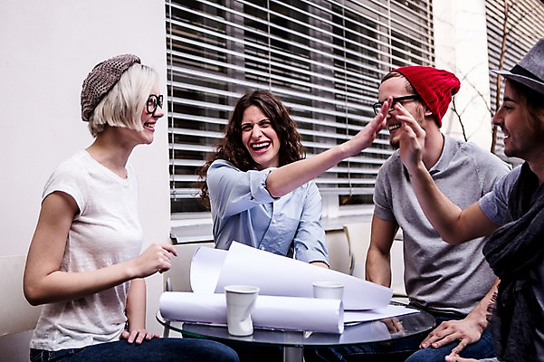 포토 JPG 서양인 여자 남자 의자 비즈니스 탁자 회의 협력 웃음 앉기 여러명 상반신 20대 성인 캐주얼 비즈니스라이프 직장인 종이컵 문서 하이파이브 국내포토 외국인 직업 라이프스타일 옷 가구 다수 모션 표정 사람 손짓 청년 컵 일회용 파일형식