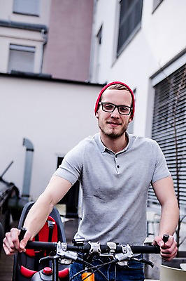 포토 JPG 주간 서양인 남자 안경 비즈니스 한명 상반신 20대 성인 야외 캐주얼 비즈니스라이프 자전거 직장인 비니 국내포토 자연요소 외국인 직업 모자_잡화 1 라이프스타일 잡화 옷 사람 청년 바이크 파일형식