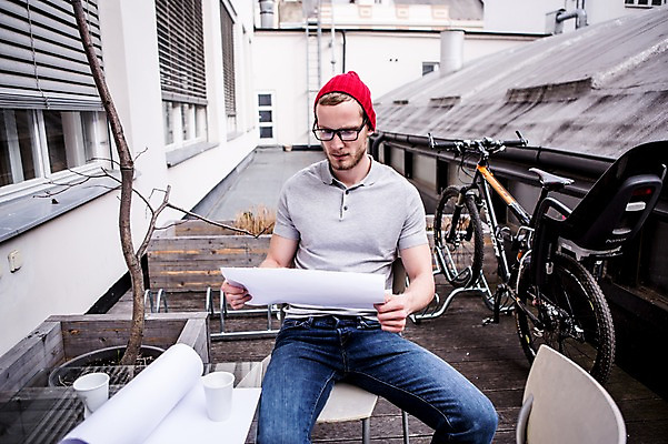 포토 JPG 주간 서양인 남자 안경 의자 비즈니스 탁자 한명 앉기 20대 성인 야외 캐주얼 비즈니스라이프 자전거 직장인 문서 비니 국내포토 자연요소 외국인 직업 모자_잡화 1 라이프스타일 잡화 옷 가구 모션 사람 청년 바이크 파일형식