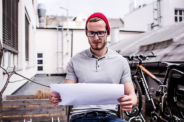 포토 JPG 주간 서양인 남자 안경 비즈니스 한명 상반신 20대 성인 야외 캐주얼 비즈니스라이프 자전거 직장인 문서 비니 국내포토 자연요소 외국인 직업 모자_잡화 1 라이프스타일 잡화 옷 사람 청년 바이크 파일형식