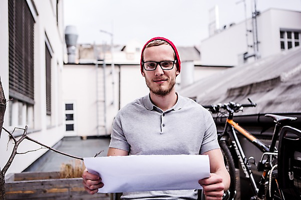 포토 JPG 주간 서양인 남자 안경 비즈니스 한명 상반신 20대 성인 야외 캐주얼 비즈니스라이프 자전거 직장인 문서 비니 국내포토 자연요소 외국인 직업 모자_잡화 1 라이프스타일 잡화 옷 사람 청년 바이크 파일형식
