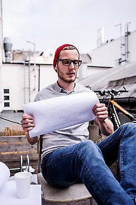 포토 JPG 주간 서양인 남자 안경 의자 비즈니스 한명 앉기 20대 성인 야외 캐주얼 비즈니스라이프 직장인 문서 비니 국내포토 자연요소 외국인 직업 모자_잡화 1 라이프스타일 잡화 옷 가구 모션 사람 청년 파일형식