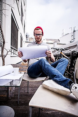 포토 JPG 주간 전신 서양인 남자 안경 의자 비즈니스 탁자 한명 앉기 20대 성인 야외 캐주얼 비즈니스라이프 직장인 문서 비니 국내포토 자연요소 외국인 직업 모자_잡화 1 라이프스타일 잡화 옷 가구 모션 사람 청년 파일형식