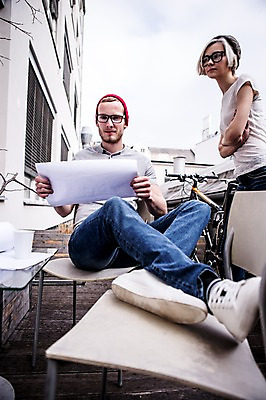 포토 JPG 주간 서양인 여자 남자 안경 의자 비즈니스 탁자 앉기 20대 성인 야외 두명 캐주얼 비즈니스라이프 팔짱 직장인 문서 비니 국내포토 자연요소 외국인 직업 모자_잡화 라이프스타일 잡화 옷 가구 모션 사람 청년 파일형식