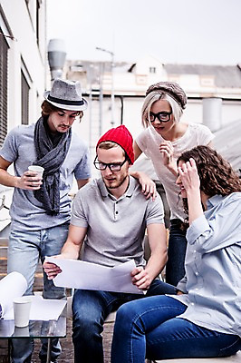 포토 JPG 주간 서양인 여자 남자 의자 비즈니스 탁자 회의 서기 앉기 여러명 20대 성인 야외 캐주얼 비즈니스라이프 직장인 문서 국내포토 자연요소 외국인 직업 라이프스타일 옷 가구 다수 모션 사람 청년 파일형식