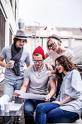 포토 JPG 주간 서양인 여자 남자 의자 비즈니스 탁자 회의 서기 웃음 앉기 여러명 20대 성인 야외 캐주얼 비즈니스라이프 직장인 문서 국내포토 자연요소 외국인 직업 라이프스타일 옷 가구 다수 모션 표정 사람 청년 파일형식