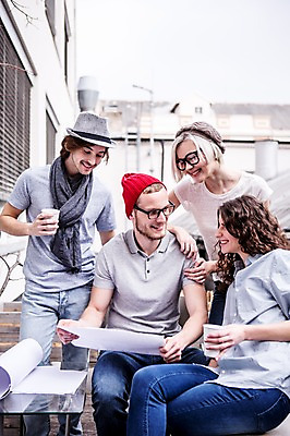 포토 JPG 주간 서양인 여자 남자 의자 비즈니스 탁자 회의 서기 웃음 앉기 여러명 20대 성인 야외 캐주얼 비즈니스라이프 직장인 문서 국내포토 자연요소 외국인 직업 라이프스타일 옷 가구 다수 모션 표정 사람 청년 파일형식