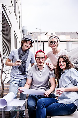 포토 JPG 주간 서양인 여자 남자 의자 비즈니스 탁자 회의 서기 웃음 앉기 여러명 20대 성인 야외 캐주얼 비즈니스라이프 직장인 문서 국내포토 자연요소 외국인 직업 라이프스타일 옷 가구 다수 모션 표정 사람 청년 파일형식