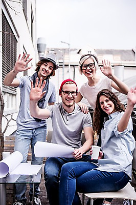 포토 JPG 주간 서양인 여자 남자 의자 비즈니스 탁자 회의 서기 웃음 앉기 여러명 20대 성인 야외 캐주얼 비즈니스라이프 직장인 문서 손인사 국내포토 자연요소 외국인 직업 라이프스타일 옷 가구 다수 모션 표정 사람 청년 인사 파일형식