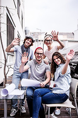 포토 JPG 주간 서양인 여자 남자 의자 비즈니스 탁자 회의 서기 웃음 앉기 여러명 20대 성인 야외 캐주얼 비즈니스라이프 직장인 문서 손인사 국내포토 자연요소 외국인 직업 라이프스타일 옷 가구 다수 모션 표정 사람 청년 인사 파일형식