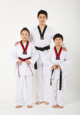 포토 JPG 스튜디오촬영 전신 여학생 여자 남자 남학생 청소년 실내 서기 20대 성인 앞모습 10대 세명 운동 한국인 태권도 태권도복 검은띠 사교육 사범 방과후 품띠 국내포토 학생 교육 스포츠용품 뷰포인트 모션 건강 도복 사람 동양인 청년 내부 격투기 끈 파일형식