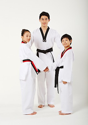 포토 JPG 스튜디오촬영 전신 여학생 여자 남자 남학생 청소년 악수 실내 서기 20대 성인 앞모습 옆모습 10대 세명 운동 한국인 태권도 태권도복 검은띠 사교육 사범 방과후 품띠 국내포토 학생 교육 스포츠용품 뷰포인트 모션 건강 도복 사람 동양인 손짓 청년 내부 격투기 끈 파일형식