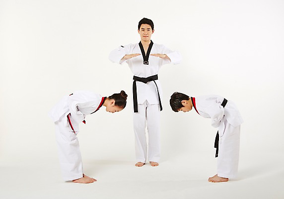 포토 JPG 스튜디오촬영 전신 여학생 여자 남자 남학생 청소년 실내 서기 20대 성인 앞모습 옆모습 10대 세명 운동 한국인 예절 인사 태권도 태권도복 검은띠 사교육 사범 방과후 품띠 국내포토 학생 교육 스포츠용품 뷰포인트 모션 건강 도복 사람 동양인 청년 내부 격투기 끈 파일형식