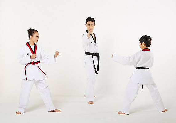 포토 JPG 스튜디오촬영 전신 여학생 여자 남자 남학생 청소년 실내 서기 20대 성인 앞모습 옆모습 10대 세명 운동 경쟁 한국인 태권도 태권도복 검은띠 사교육 사범 방과후 품띠 국내포토 학생 교육 스포츠용품 뷰포인트 컨셉 모션 건강 도복 사람 동양인 청년 내부 격투기 끈 파일형식