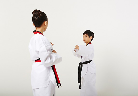 포토 JPG 스튜디오촬영 여학생 여자 남자 남학생 청소년 실내 서기 상반신 두명 앞모습 뒷모습 10대 운동 경쟁 한국인 태권도 태권도복 검은띠 사교육 성인만 방과후 품띠 국내포토 학생 교육 스포츠용품 뷰포인트 컨셉 모션 건강 도복 사람 동양인 내부 격투기 끈 파일형식