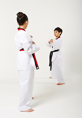 포토 JPG 스튜디오촬영 전신 여학생 여자 남자 남학생 청소년 실내 서기 두명 앞모습 뒷모습 10대 운동 경쟁 한국인 태권도 태권도복 검은띠 사교육 성인만 방과후 품띠 국내포토 학생 교육 스포츠용품 뷰포인트 컨셉 모션 건강 도복 사람 동양인 내부 격투기 끈 파일형식