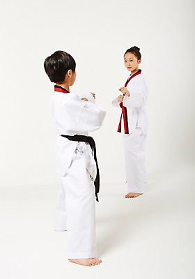 포토 JPG 스튜디오촬영 전신 여학생 여자 남자 남학생 청소년 실내 서기 두명 앞모습 뒷모습 10대 운동 경쟁 한국인 태권도 태권도복 검은띠 사교육 성인만 방과후 품띠 국내포토 학생 교육 스포츠용품 뷰포인트 컨셉 모션 건강 도복 사람 동양인 내부 격투기 끈 파일형식