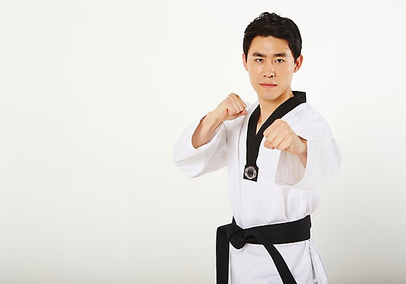 포토 JPG 스튜디오촬영 남자 실내 한명 서기 상반신 20대 성인 앞모습 운동 주먹 한국인 태권도 태권도복 품새 검은띠 사교육 사범 성인남자한명만 방과후 국내포토 1 교육 스포츠용품 뷰포인트 모션 건강 도복 사람 동양인 청년 내부 격투기 끈 남자한명만 성인남자만 파일형식