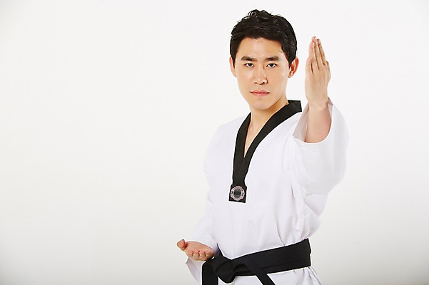 포토 JPG 스튜디오촬영 남자 실내 한명 서기 상반신 20대 성인 앞모습 운동 한국인 태권도 태권도복 품새 검은띠 사교육 사범 성인남자한명만 방과후 국내포토 1 교육 스포츠용품 뷰포인트 모션 건강 도복 사람 동양인 청년 내부 격투기 끈 남자한명만 성인남자만 파일형식
