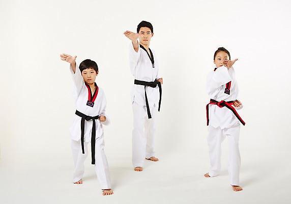 포토 JPG 스튜디오촬영 전신 여학생 여자 남자 남학생 청소년 실내 서기 20대 성인 앞모습 10대 세명 운동 한국인 태권도 태권도복 품새 검은띠 사교육 사범 방과후 품띠 국내포토 학생 교육 스포츠용품 뷰포인트 모션 건강 도복 사람 동양인 청년 내부 격투기 끈 파일형식