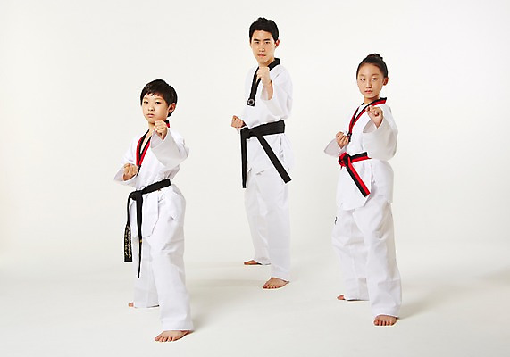 포토 JPG 스튜디오촬영 전신 여학생 여자 남자 남학생 청소년 실내 서기 20대 성인 옆모습 10대 세명 운동 주먹 한국인 태권도 태권도복 품새 검은띠 사교육 사범 방과후 품띠 국내포토 학생 교육 스포츠용품 뷰포인트 모션 건강 도복 사람 동양인 청년 내부 격투기 끈 파일형식
