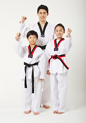 포토 JPG 스튜디오촬영 전신 여학생 여자 남자 남학생 청소년 실내 서기 20대 성인 앞모습 10대 세명 운동 파이팅 한국인 태권도 태권도복 검은띠 사교육 사범 방과후 품띠 국내포토 학생 교육 스포츠용품 뷰포인트 모션 건강 도복 사람 동양인 청년 내부 격투기 끈 파일형식